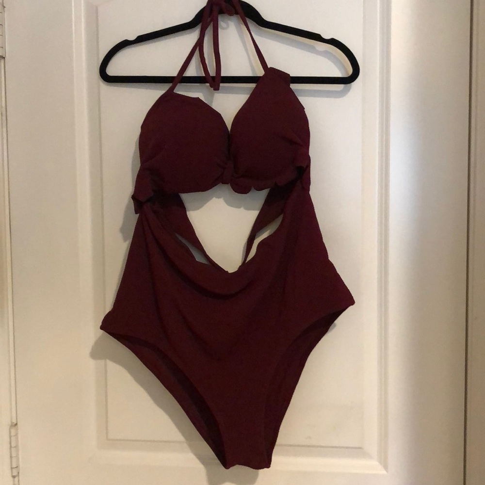 Scalloped trim cut out bathing suit - Picture 2 of 3